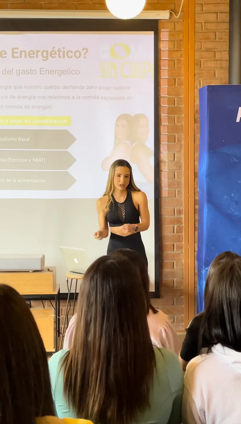 Mairim dando una charla a un grupo de mujeres