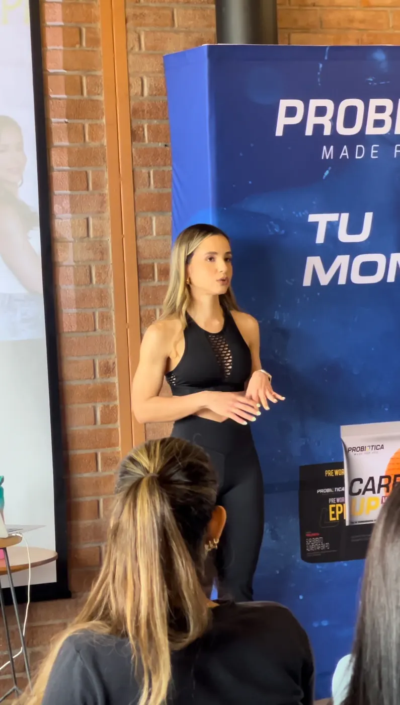 Mairim presentando en un taller sobre nutrición