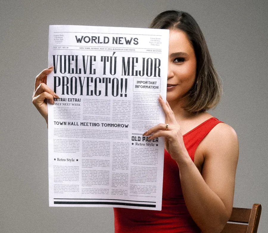 Mairim sostiene un periódico con el titular «Vuelve Tú mejor proyecto»